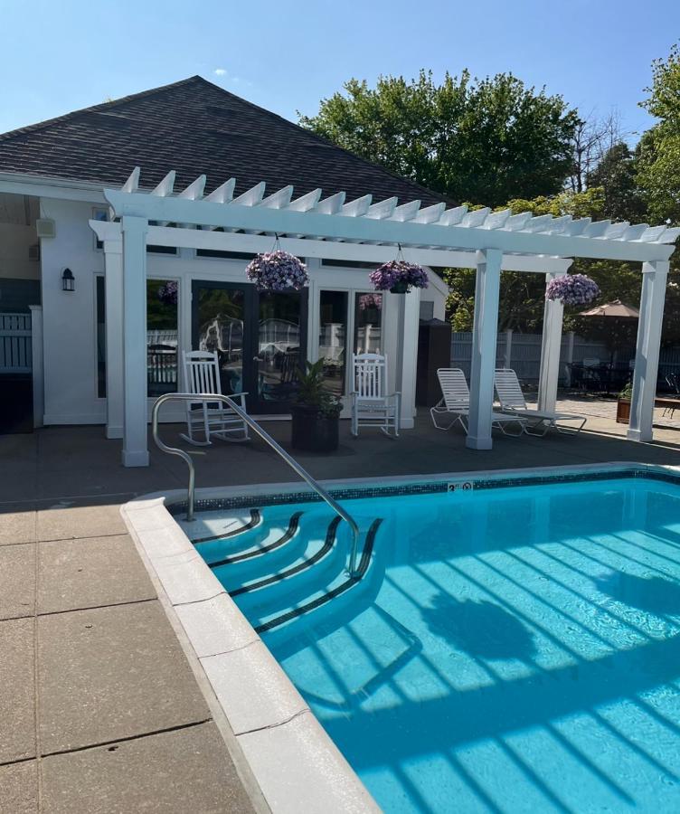 Getaway Villa- 3 Mins To Mohegan- Fully Stocked With Two Full Beds & Fireplace- Jacuzzi, Saltwater Pools, Sauna 노위치 외부 사진